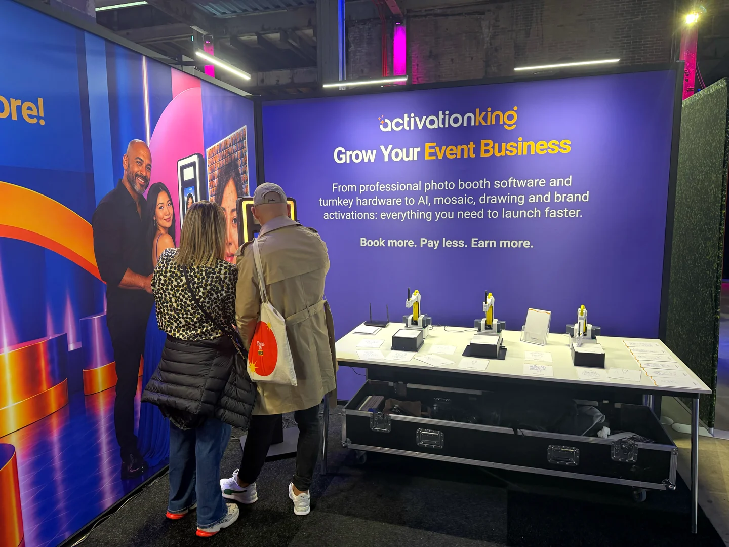 PBX Europe’ta robot masasının yanında Activation King ekibiyle görüşen ziyaretçiler.
