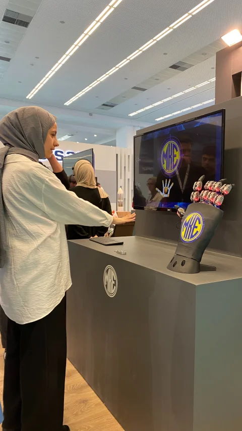 Interactive Robot Hand