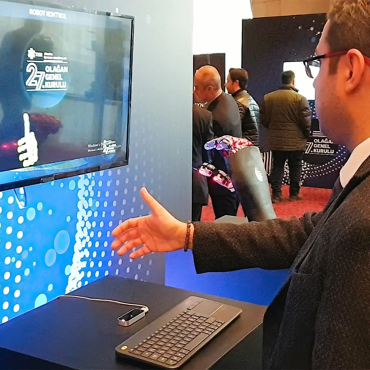 Interactive Robot Hand