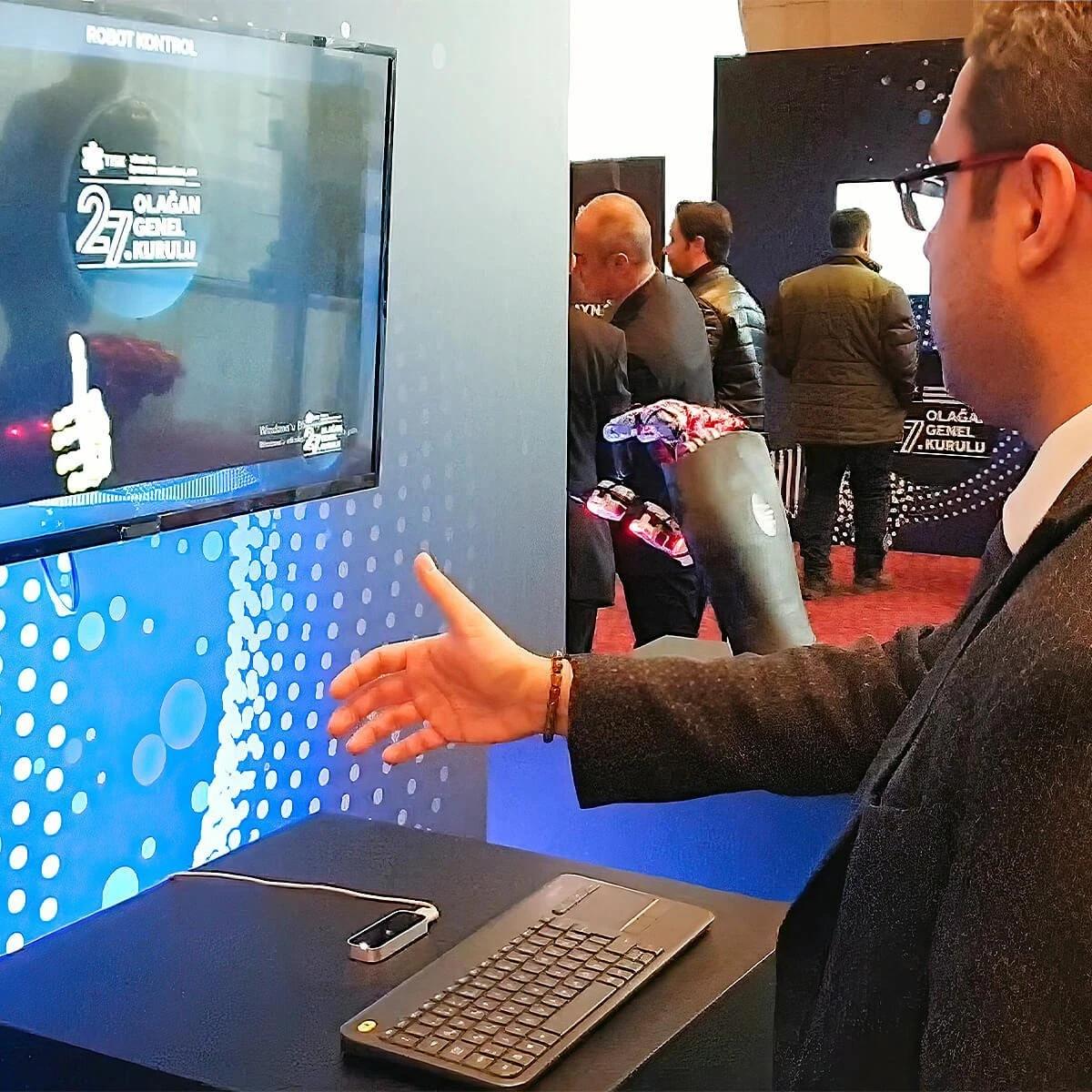 Interactive Robot Hand