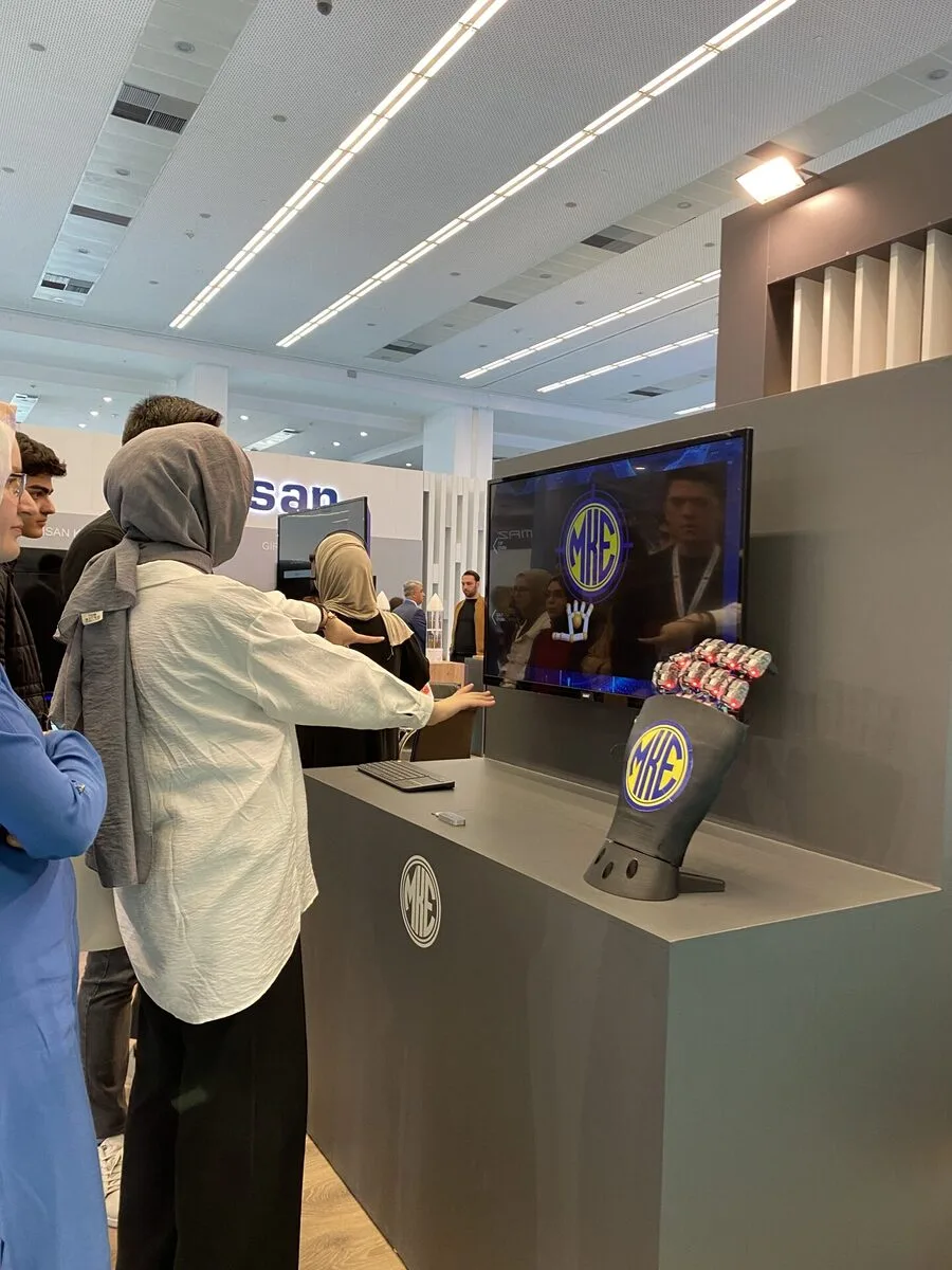 Interactive Robot Hand - 11