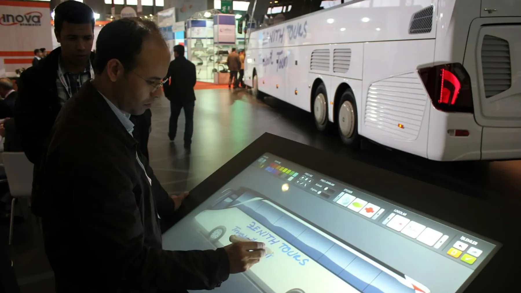 Mercedes Tourismo Live Painter - MERCEDES-BENZ TÜRKİYE